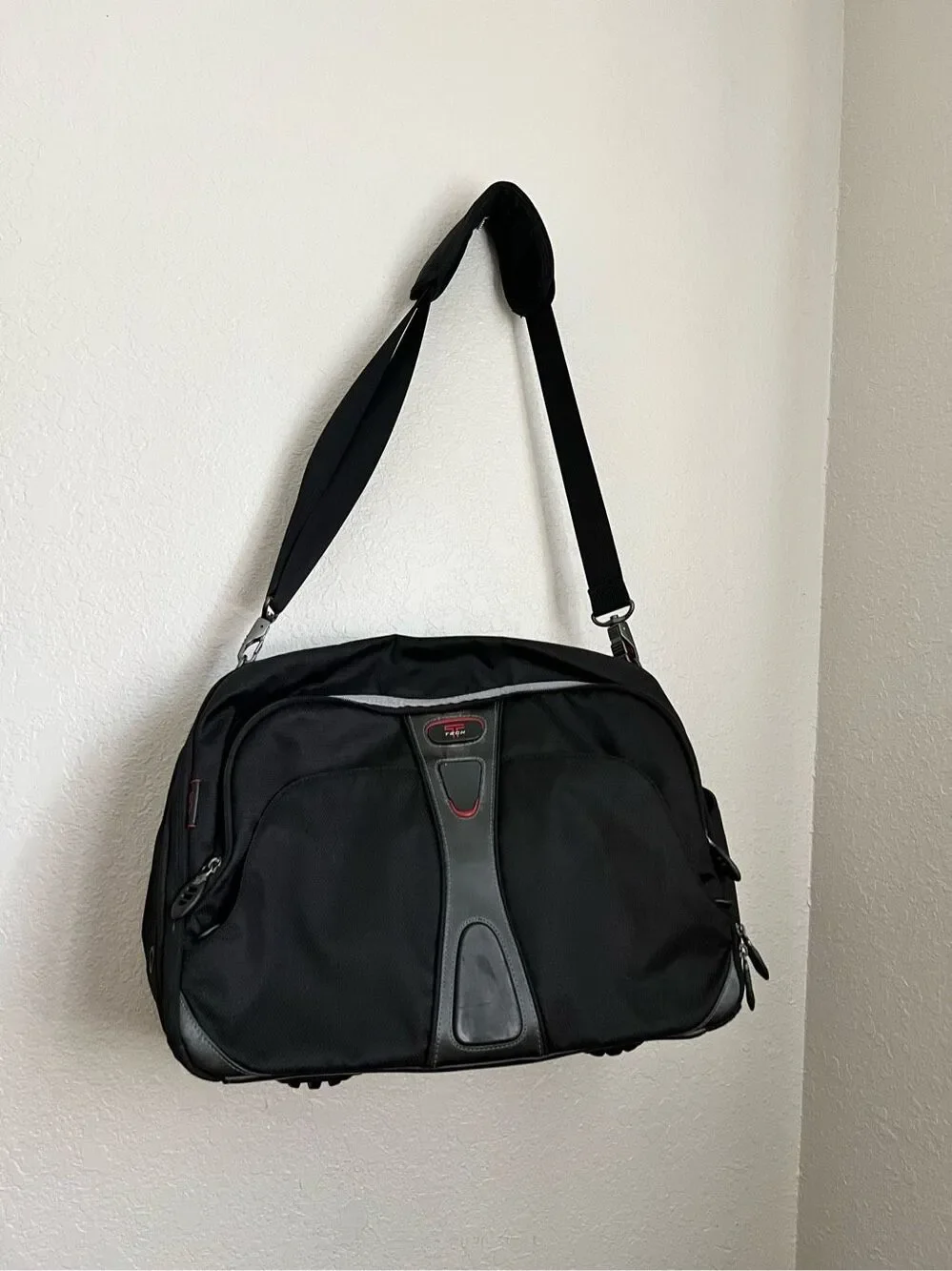 Tumi T-Tech Men's Black Nylon Expandable CarryOn Bag #5540D